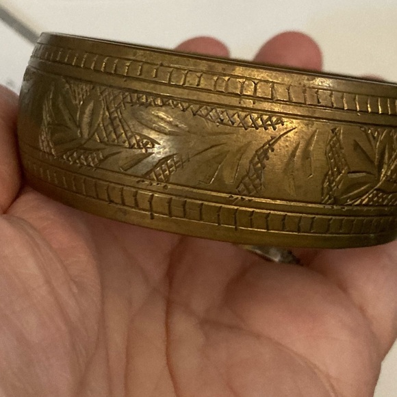 Vintage wide bangle bracelet with a print on it - Picture 8 of 8